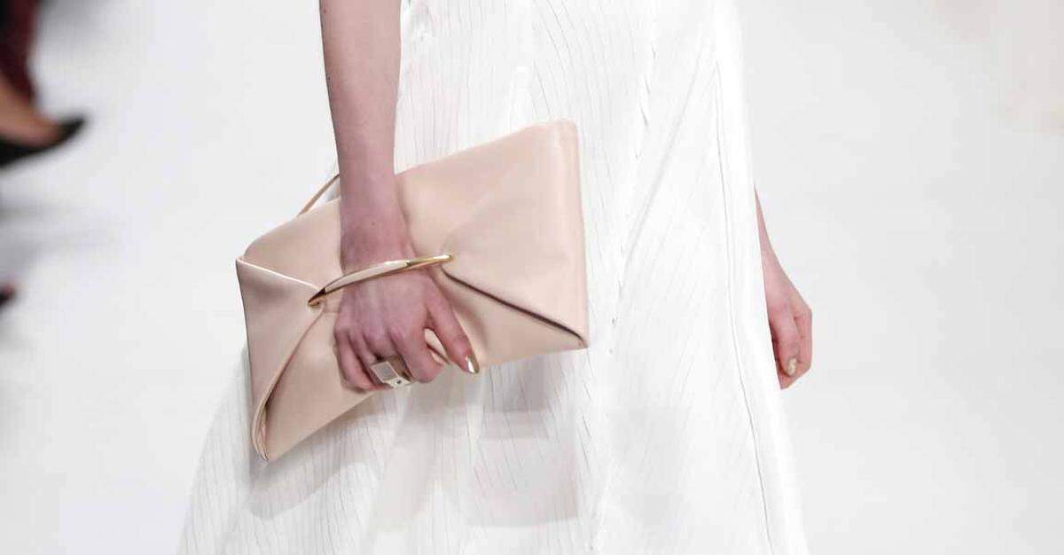 Ton in Ton waren die Schnalle der Clutch und die Finger bei Nina Ricci gehalten.