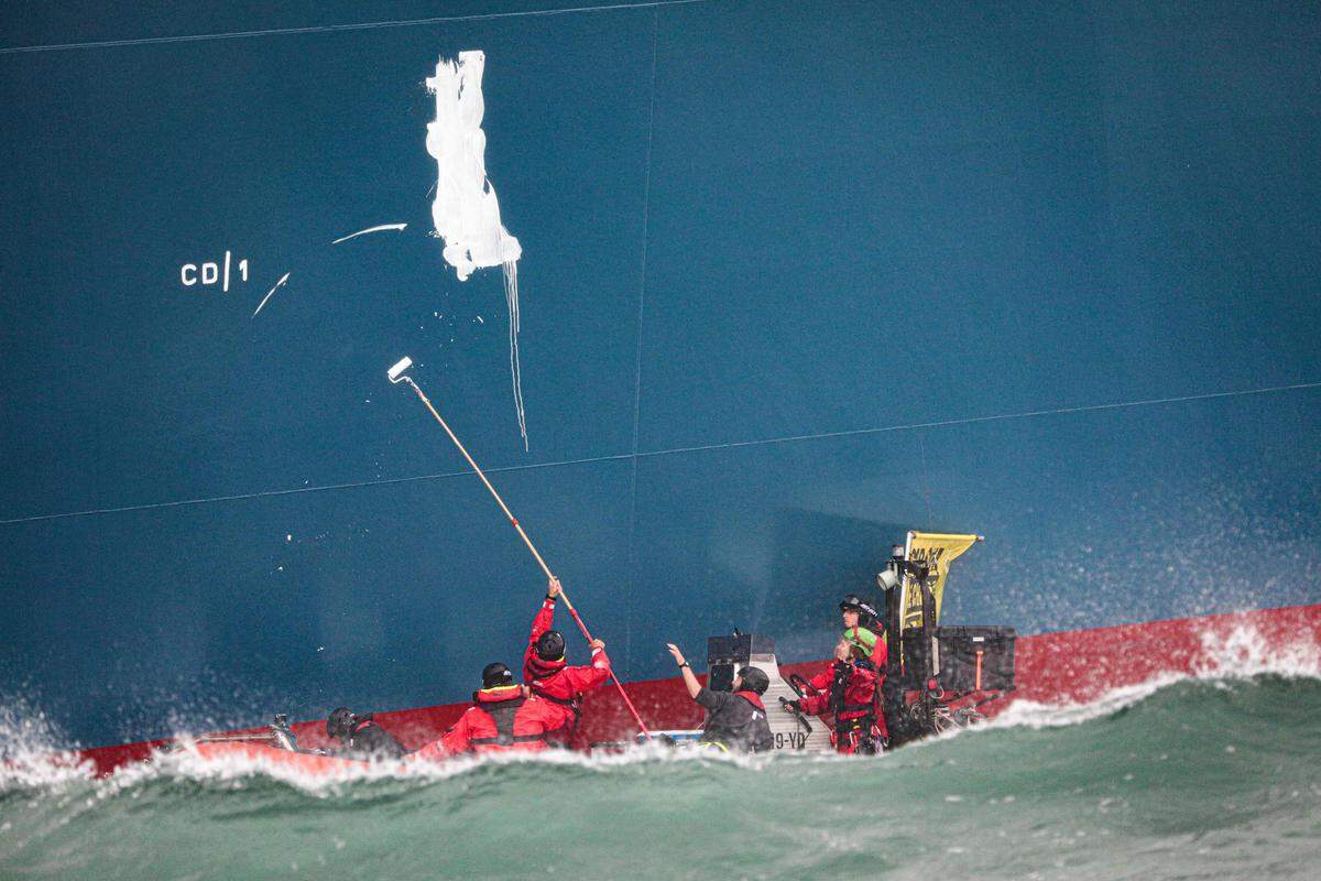 18. September. Greenpeace-Aktivisten bemalen den Rumpf des LNG-Terminals in Le Havre, Frankreich, in einer waghalsigen Aktion mit dem Schriftzug „Gas kills“ („Gas tötet“).