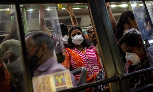 Mit dem Bus durch Neu-Delhi: Pendler verwenden zwar Schutzmasken, das Gedränge lässt sich in der Stoßzeit aber kaum vermeiden.