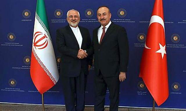 Außenminister Mevlut Cavusoglu (re.) und sein iranisches Gegenüber Mohammad Javad Zarif bei einem früheren Treffen in Ankara, 12. August
