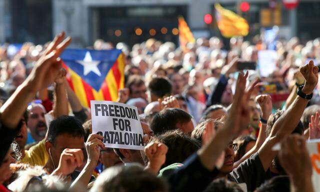 „Freiheit für Katalonien“: Wütende Katalanen fordern in Barcelona das „Selbstbestimmungsrecht“. 