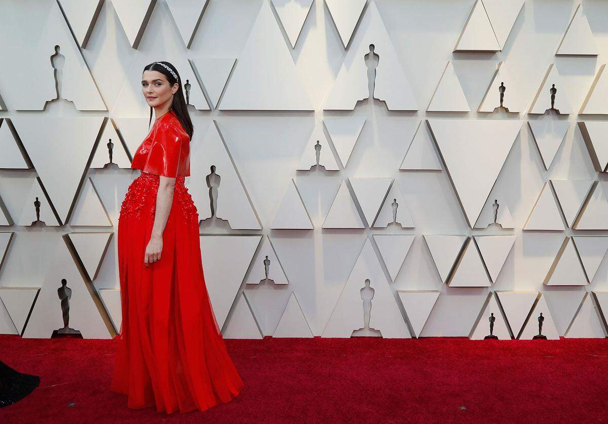 Ein interessantes Lack-Capekleid von Givenchy Couture führte Rachel Weisz vor.