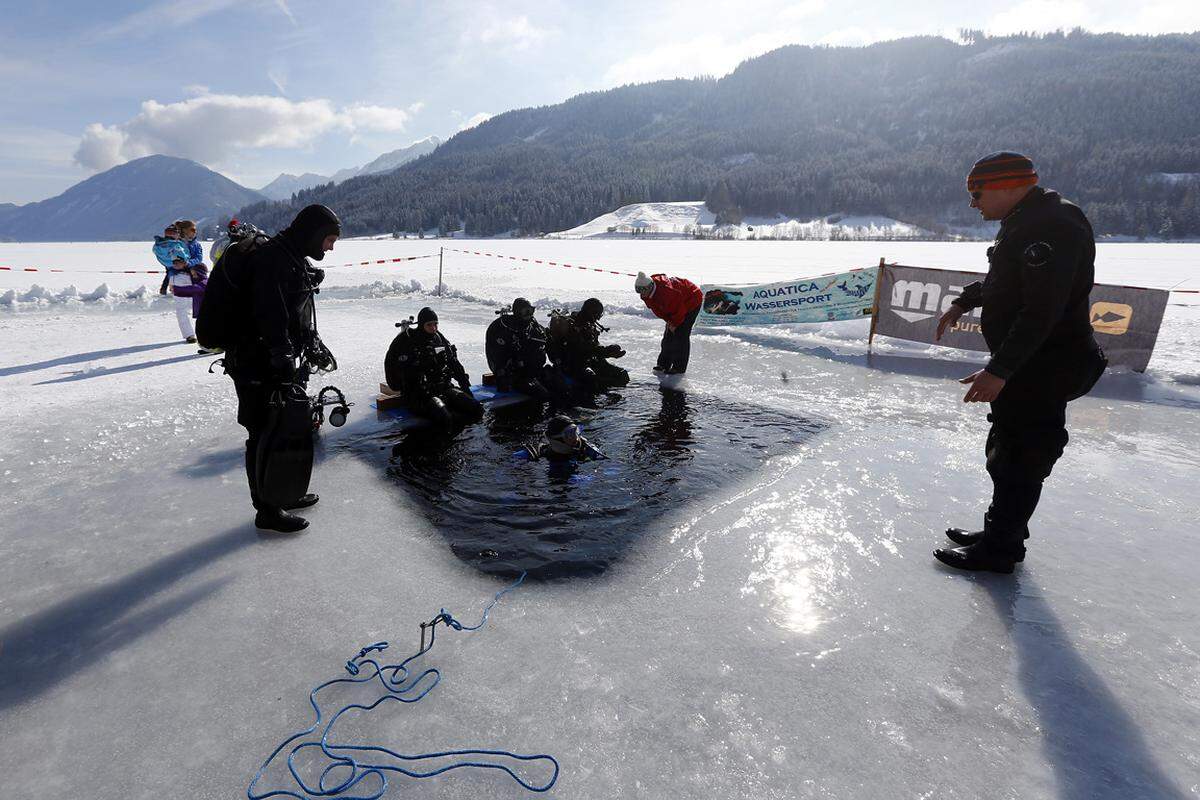 Man kombiniert Frei- oder Apnoetauchen mit Eishockey. "Das sind gleich zwei extreme Sportarten, die wir beim Spiel beherrschen müssen“ , erklärt der Österreicher Christian Redl, Erfinder und Veranstalter des Events, dem Tauch-Magain taucher.net.