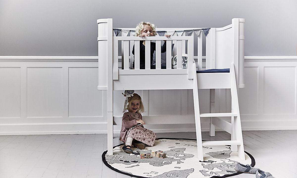 Neues Jahr, neue Trends: Wir haben die Raumelfen gefragt, wie die Kinderzimmer 2017 aussehen. Ganz neu sind etwa die Babybettchen der dänischen Marke Sanders. Das weisse Sofus Gitterbett kann vergrößert, höhenverstellt und zur kleinen Couch adaptiert werden.