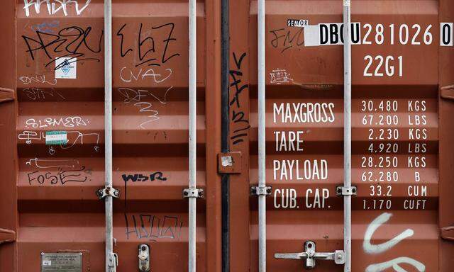 Themenbild: Ein Handelscontainer, wie er zum Transport von Waren auf Containerschiffen genutzt wird, steht in Köln