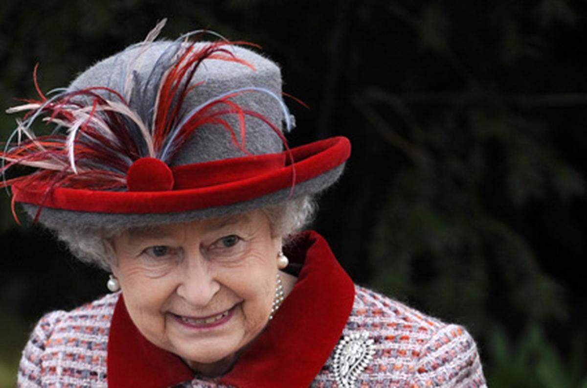 Queen Elizabeth II. will die Angestellten ihres Palastes schriftlich zur strengsten Verschwiegenheit verpflichten. Mehr als 200 Butler, Diener, Köche und Reinigungskräfte müssen unterschreiben, dass sie selbst in ihren Familien kein Wörtchen über ihre Arbeit im königlichen Haushalt verlieren dürfen, wie die Sonntagszeitung "News of the World" berichtete. Außerdem müssen sich die Angestellten verpflichten, jegliche Andenken sowie königliche Notizen und Geschenke zurückzugeben und auch ihre persönliche Tagebücher auszuhändigen, wenn sie aus dem Dienst ihrer Majestät ausscheiden.