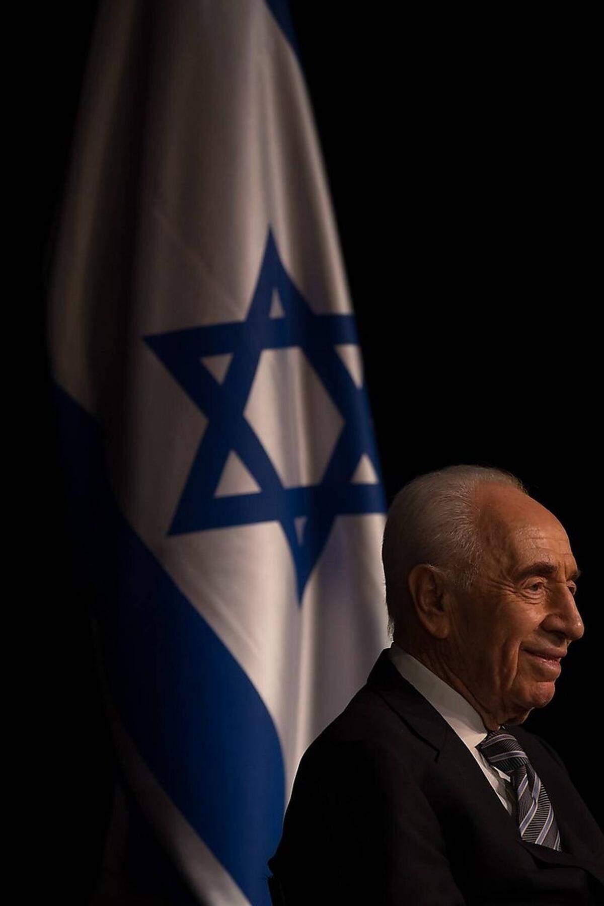 Am 24. Juli 2014 ging eine Ära zu Ende: Shimon Peres schied im hohen Alter von 90 Jahren aus dem Amt des israelischen Staatsoberhauptes und übergab es an den Rechtspolitiker Reuven Rivlin. Das Präsidentenamt war die Krönung einer jahrzehntelangen politischen Laufbahn - und gleichzeitig symptomatisch: Der israelische Staatschef wird vom Parlament gewählt, nicht vom Volk, und an der Wahlrune, da tat sich Shimon Peres immer schwer.