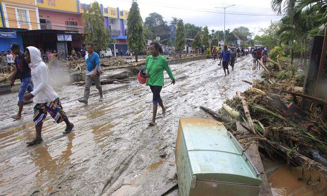 73 Tote in Indonesien nach Sturzflut