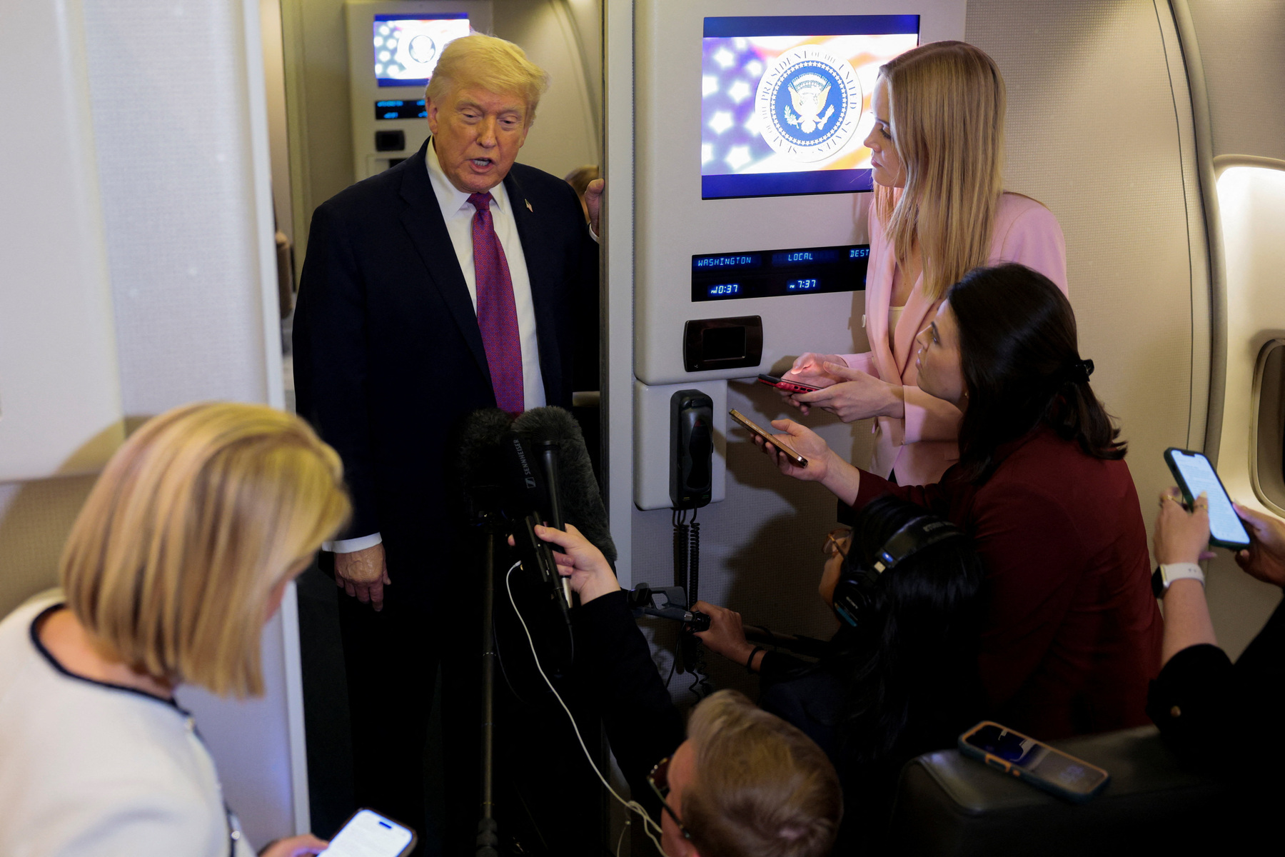 Trump threatens new attacks and simultaneously announces "good news"