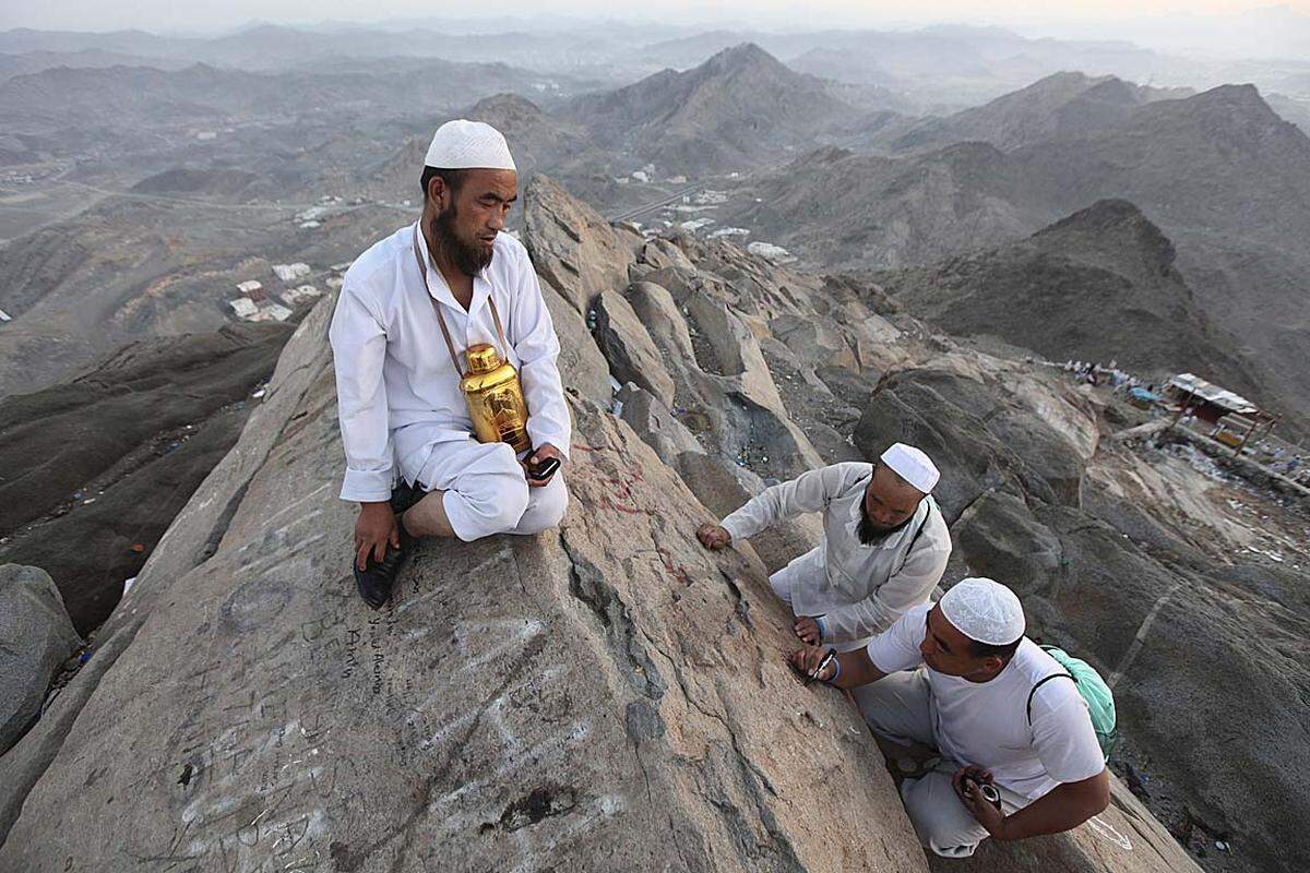 Zurück in Mekka folgen weitere sieben Runden um die Kaaba und Laufen zwischen Safa und Marwa. Noch am gleichen Tag kehren die Pilger nach Mina zurück, wo sie mehrere Tage verbringen und täglich je sieben Steine auf die drei Steinsäulen werfen.