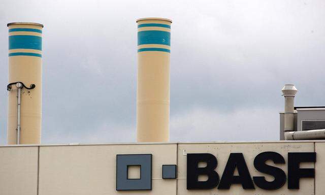 Die schwache Branchenkonjunktur hat dem deutschen Chemieriesen BASF ein Gesamtjahresergebnis unter Markterwartungen eingebrockt. 