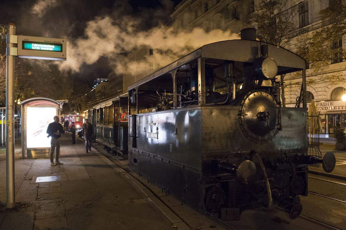 Diese Dampf-Straßenbahn wurde im Jahr 1902 gebaut. Schon seit den 1880er-Jahren waren aber solche Dampftramways schon in Wien unterwegs.