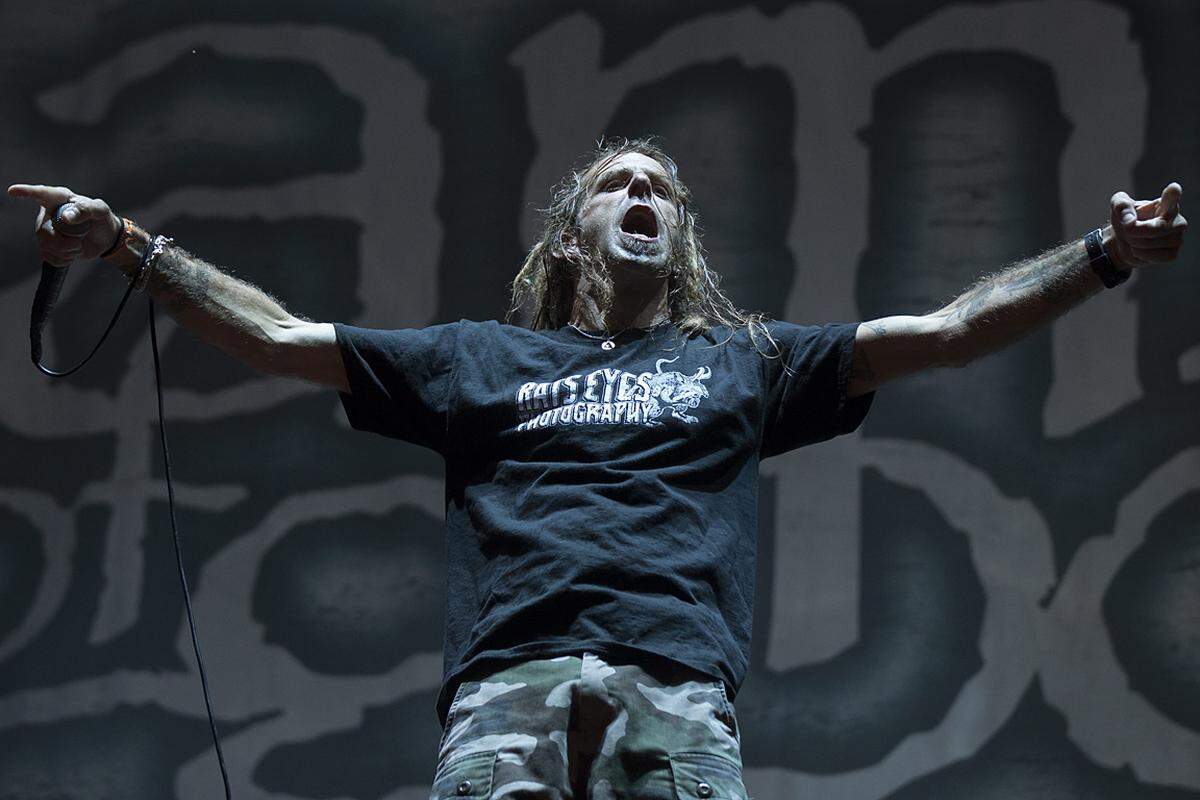 Auf der anderen Bühne schraubten unterdessen Lamb of God das Energielevel hoch. Die Double-Bass ratterte wie ein Maschingewehr, Sänger Randy Blythe rannte hin und her wie von der Tarantel gestochen.