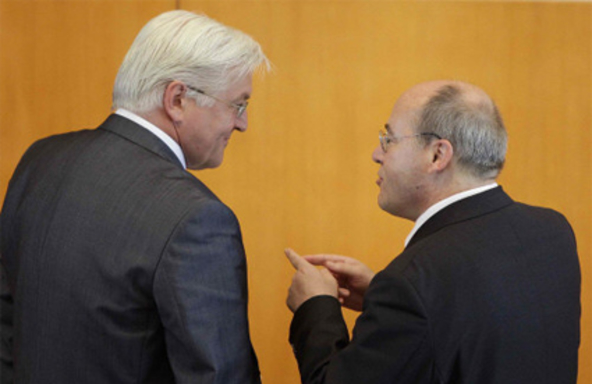 Nach Auffassung von Steinmeier sei aufgrund der Reformpolitik der SPD die „Wirtschaft in Deutschland so wettbewerbsfähig wie nie zuvor. Darum steigen jetzt auch wieder Löhne und Renten“; hingegen sei das Programm der Linkspartei ein „sicherer Weg in die Armut“.