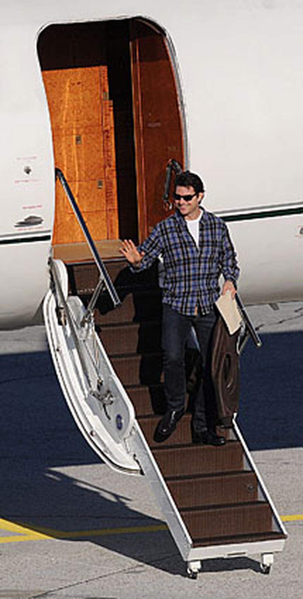 Ehefrau Katie Holmes und Tochter Suri blieben allerdings zu Hause. Nach acht Stunden Flug durfte sich Tom Cruise am ersten Drehtag noch ausruhen.