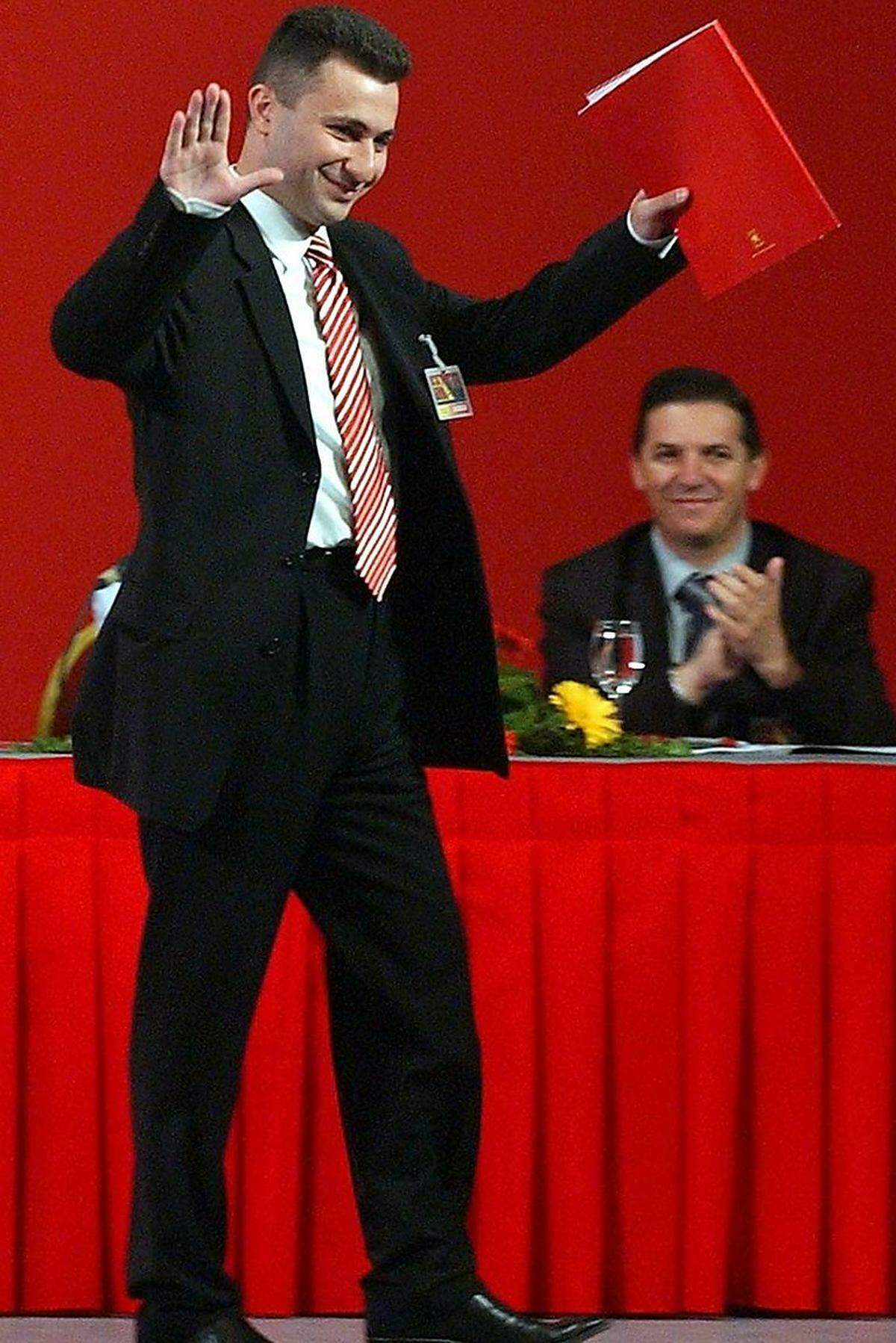 Obwohl erst 43, ist Nikola Gruevski bereits ein alter Hase in der mazedonischen Politik. Mit 29 saß der heutige Premier bereits erstmals auf der Regierungsbank, und das gleich als Finanzminister. Der Politiker der national-konservativen Partei mit dem einprägsamen Namen "Innere Mazedonische Revolutionäre Organisation – Demokratische Partei für Mazedonische Nationale Einheit" ist studierter Ökonom.