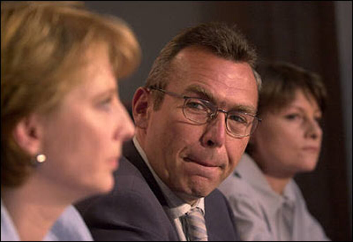 Doris Bures ist seit ihrer frühesten Jugend in der SPÖ aktiv. Schon mit 18 Jahren arbeitet sie im Bundessekretariat der Sozialistischen Jugend Österreichs. 1987, mit 25 Jahren, wird sie Bezirksrätin in Liesing. Im Bild: Doris Bures mit Alfred Gusenbauer und Andrea Kuntzl im Jahre 2000.