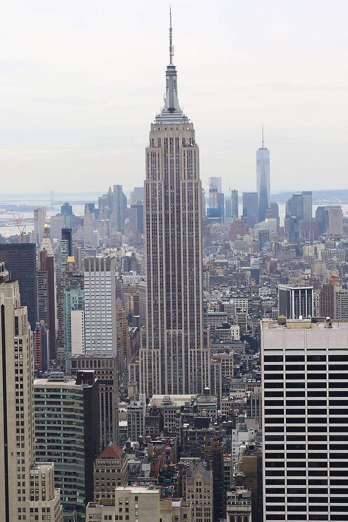 Der älteste Megawolkenkratzer ist übrigens das weltberühmte Empire State Building in New York City. Der in nur einem Jahr 1931 erbaute Turm war bis 1972 das höchste Gebäude der Welt. Das (mit Antenne) 443,2 Meter hohe Haus sollte als das "achte Weltwunder" gelten, hoffte man zur Zeit des Baus. Heute liegt das Empire State Building auf Platz 25 der höchsten Häuser der Welt.