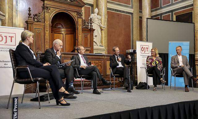 Im großen Festsaal der Universität Wien diskutierten anlässlich des Österreichischen Juristentags (v. l. n. r.): Irmgard Marboe, Helmut Tichy, „Presse“-Moderator Benedikt Kommenda, Walter Obwexer, Kathrin Stainer-Hämmerle und Walter Feichtinger.