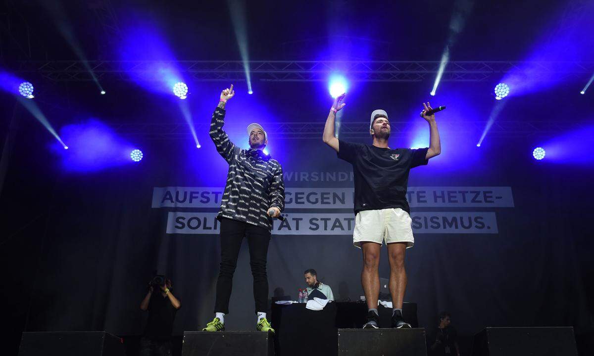 Der aus Rostock stammende Rapper Marteria (im Bild rechts, gemeinsam mit Rap-Kollege Casper) fühlte sich an die fremdenfeindlichen Ausschreitungen von 1992 in Rostock-Lichtenhagen erinnert. Er habe jahrelang damit zu kämpfen gehabt, dass Rostock als "Nazi-Stadt" abgestempelt gewesen sei. "Mir geht es darum, dass die Leute, die aus Sachsen, aus Chemnitz sind, auch sagen können: "Hey, ich bin aus Chemnitz", ohne dass gesagt wird: "Ah, musst Du also ein Nazi sein.""