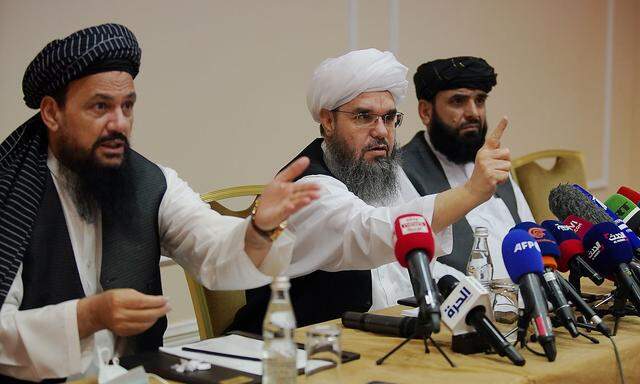 Taliban-Vertreter Abdul Latif Mansoor (links), Shahabuddin Delawar (Mitte) und Suhail Shaheen bei einer Pressekonferenz in Moskau am 9.  Juli 2021.