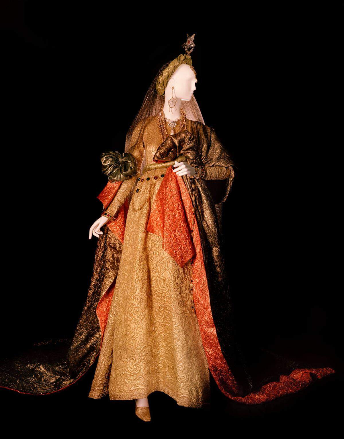 Saint Laurent selbst ließ sich unter anderem von Kunst und der weiblichen Emanzipation inspirieren. Diese Einflüsse sollen in der Ausstellung näher beleuchtet werden. Eine Hommage an William Shakespeare soll dieses Kleid darstellen.