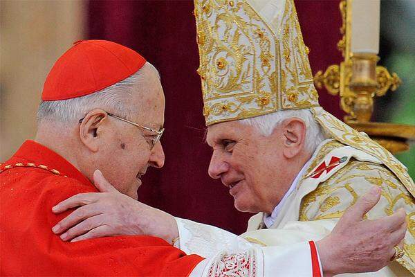 Für Kardinaldekan Angelo Sodano kam die Erklärung zum Rücktritt von Papst Benedikt XVI. offenbar überraschend.