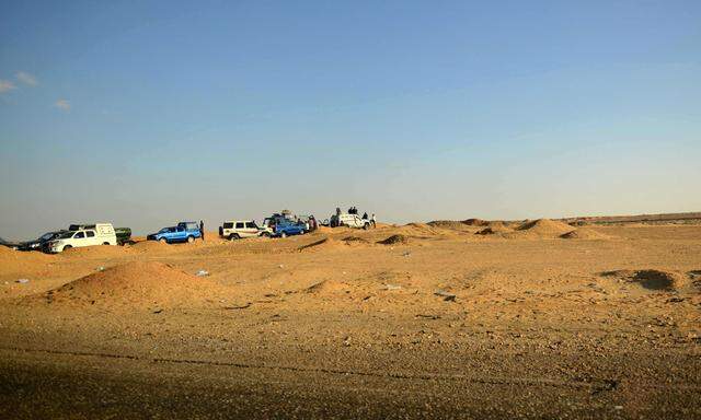 Auf der Wüstenstraße vom Niltal in die Touristenoase Bahariya westlich des Niltales geriet ein Konvoi von Polizisten 135 Kilometer von Kairo entfernt in einen Hinterhalt.