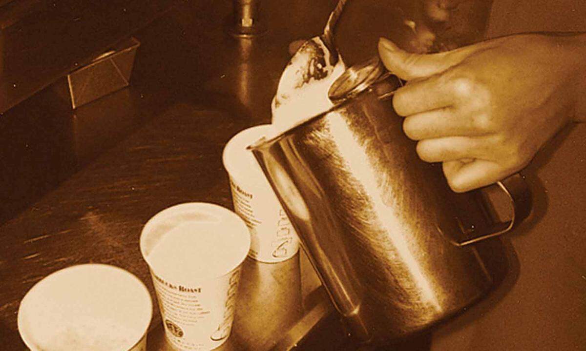 Er schaffte es, Starbucks in Amerika zu einer Art Qualitätsstandard zu machen und den Becher Kaffee in einem Land, das beim Heißgetränk bis dahin keine großen Raffinessen und sehr günstige Preise gewohnt war, für vier Dollar und mehr zu verkaufen. Der Beruf des Barista ist heute - nicht zuletzt dank Starbucks - ein fester Begriff in der US-Arbeitswelt. Hier im Bild: Der erste Caffe Latte.
