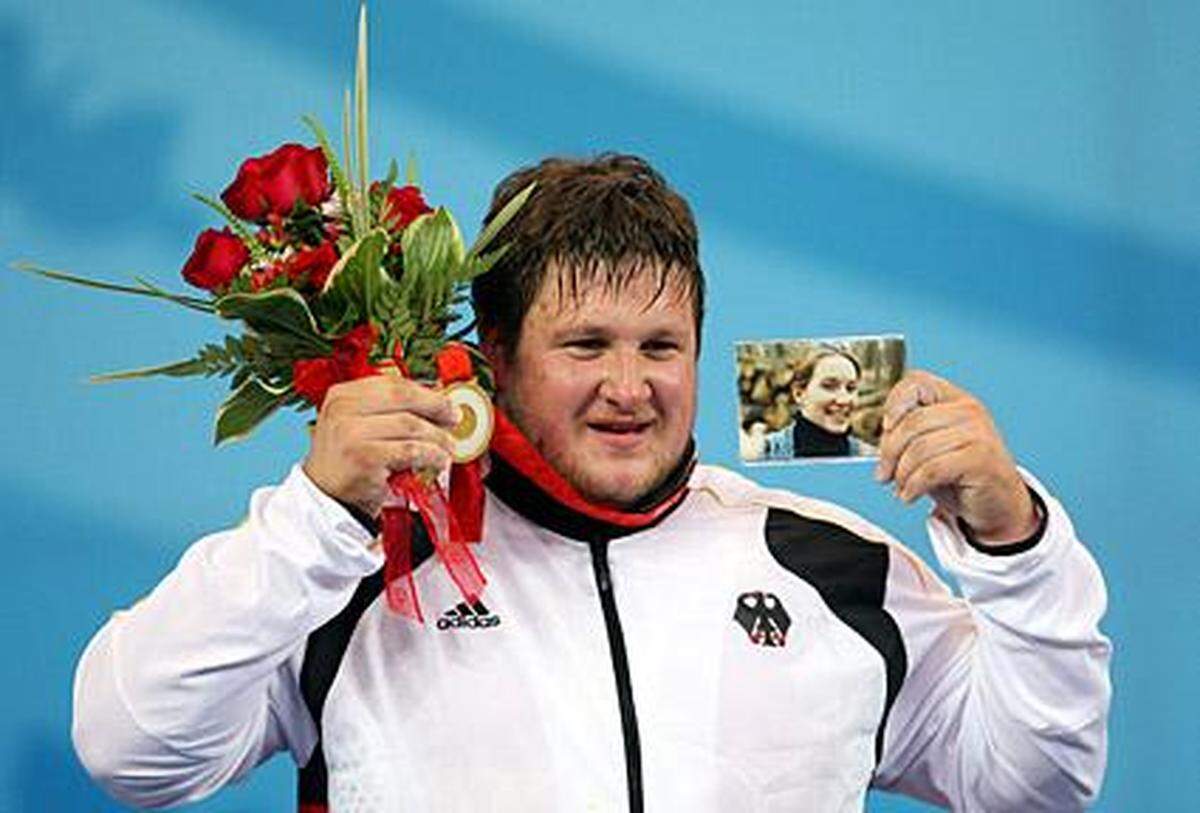 Besonders ergreifend war die Siegerehrung: Steiner ließ sich ein Foto seiner im Vorjahr bei einem Autounfall verstorbenen Frau bringen und feierte quasi mit ihr den Olympiasieg.