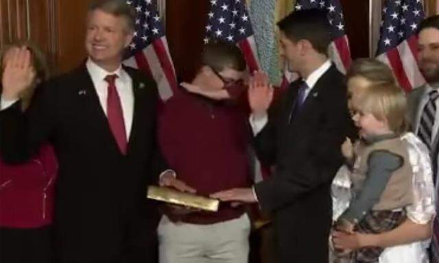"Alles in Ordnung" fragt Paul Ryan den Sohn von Roger Marshall im US-Kongress.