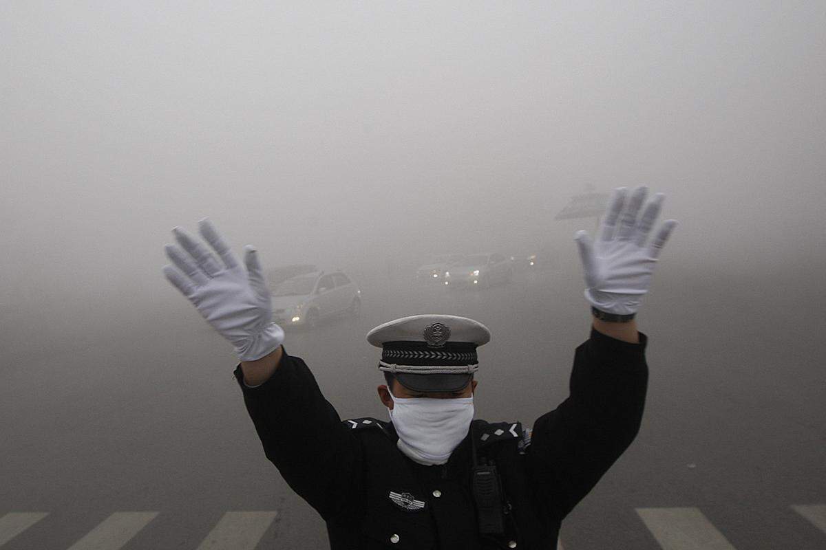 Eine gewaltige, dichte Smog-Wolke legt seit Tagen die Metropole Harbin im Norden Chinas lahm. Auch der Flugbetrieb musste weitgehend eingestellt werden. Nur noch schemenhaft kann man auf Bildern die Umrisse der Wolkenkratzer und Fahrzeuge erkennen.von Susanne Lehrner (DiePresse.com)