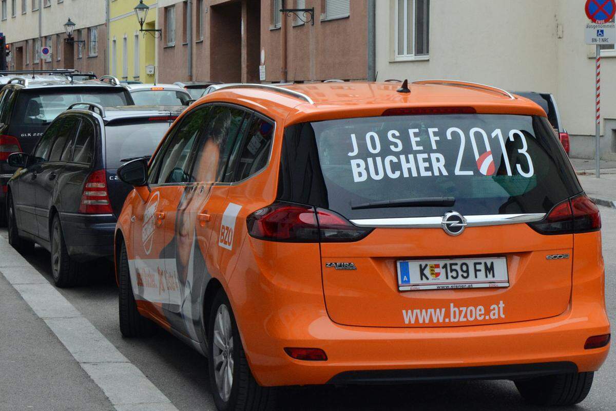 "Wir werden am 29. September den Wiedereinzug in den Nationalrat schaffen, davon bin ich überzeugt", sagt eine junge Frau am Freitagnachmittag, während sie ihre orange Jacke zuknöpft. "Daran werden weder Wind noch Regen etwas ändern", meint sie und spannt den BZÖ-Schirm auf. Von Hellin Sapinski