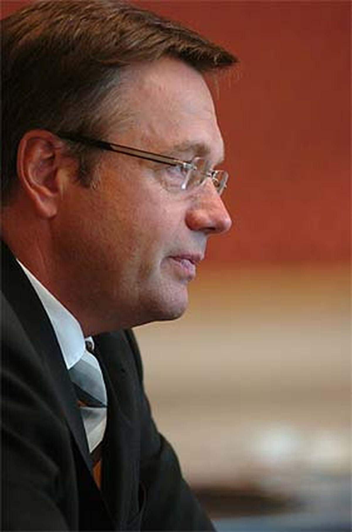 Tags darauf setzt Innenminister Günther Platter (ÖVP) eine Evaluierungskommission in der Causa fest, der letztendlich der ehemalige Verfassungsgerichtshof-Präsident Ludwig Adamovich vorsteht.