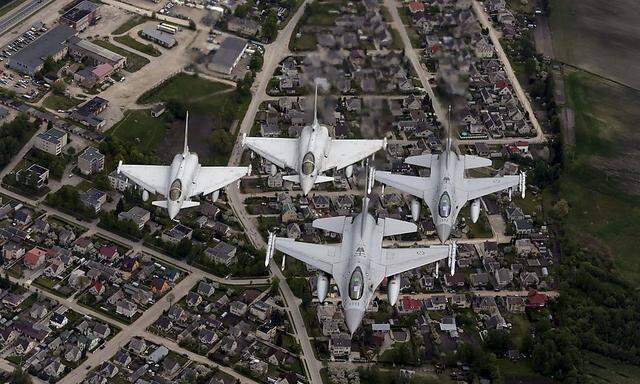 Norwegische F-16-Jets italienische Eurofighter patroullieren im Zuge einer Nato-Übung über den Balten-Staaten.