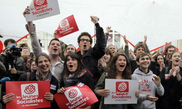 Junge Sozialisten feiern in Paris.