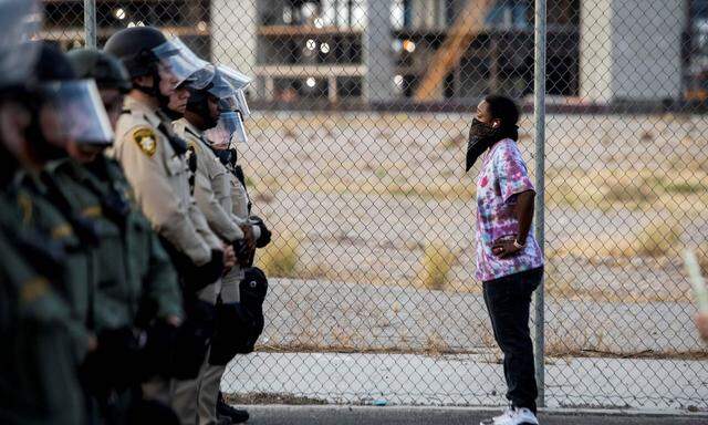 Demonstrantin vor einer Polizeisperre am Montag in den USA