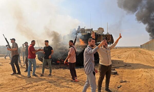 Eines der ersten Bilder, die um die Welt gehen - festgehalten von einem freien Fotografen, der seine Bilder der Nachrichtenagentur AFP zur Verfügung stellte. Sein Name taucht in den „Honest Reporting“-Vorwürfen aber nicht auf.