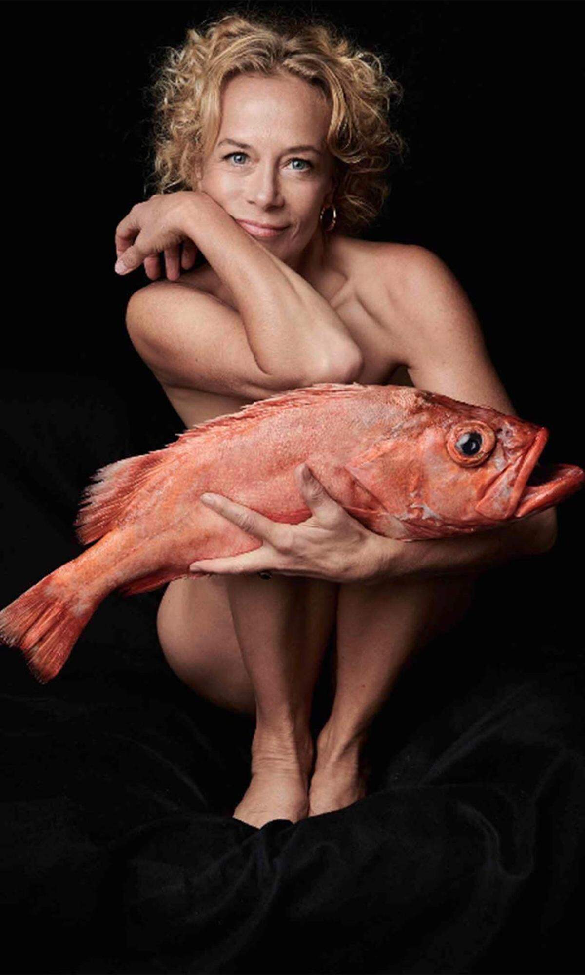 Für den guten Zweck - um auf nachhaltige Fischerei aufmerksam zu machen – posieren deutsche Stars wie Katja Riemann unbekleidet bis auf die Gräten (jeder Star lässt sich mit einem anderen bedrohten Fisch ablichten) für die Aktion „Fishlove“ („Fischliebe").