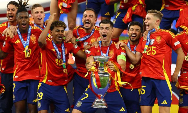 Alvaro Morata stemmt den EM-Pokal, Spanien feiert mit ihm den vierten Titel.