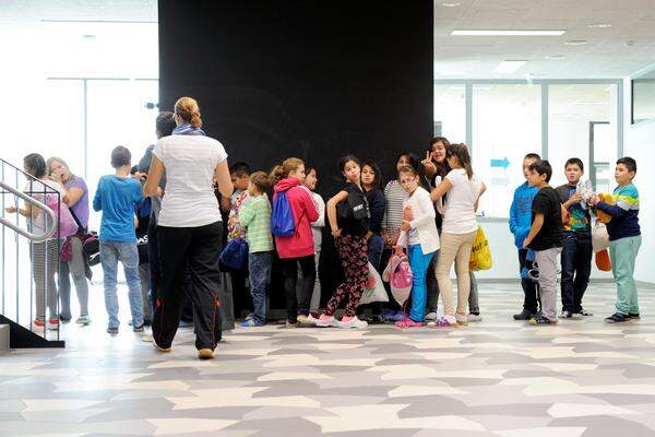 Kinder stehen heute gesellschaftlich viel mehr im Mittelpunkt als früher. Eltern wollen natürlich zu Recht immer das Beste für ihr Kind – und daher dreht sich in der Familie sehr vieles um das Kind. Mit der Schule kommt man aber in eine Gemeinschaft und muss sich hier auch entsprechend einfügen. Wenn der Lehrer möchte, dass die ganze Klasse etwas macht, kann er nicht jeden einzeln dazu einladen. So wichtig Individualisierung ist, so wichtig ist auch die Erfahrung, Teil von etwas zu sein. „Die Notwendigkeit von Regelungen und Ordnungen in größeren Gemeinschaften“ ist auch im Lehrplan festgehalten.