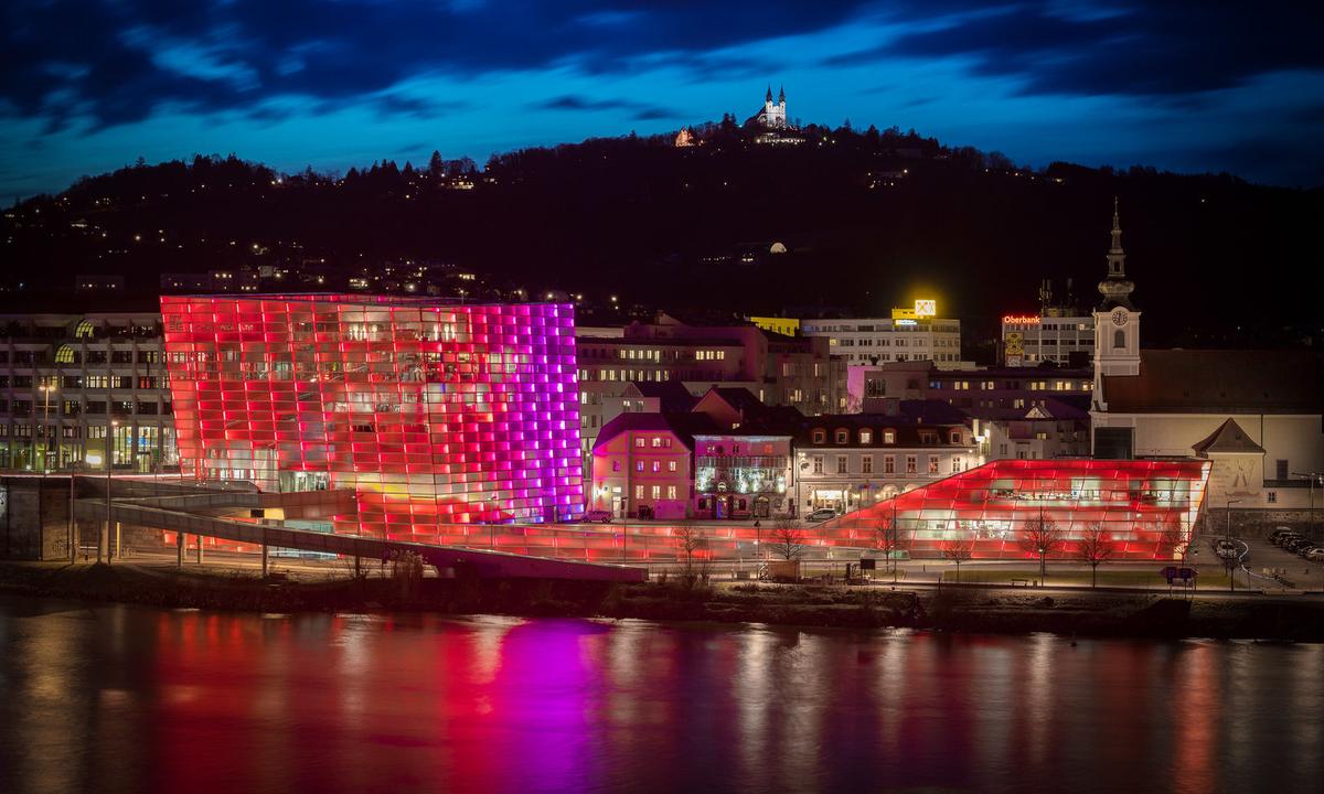 Verantwortliche der Ars Electronica, Sinnbild für digitale Technik in der Landeshauptstadt, sind Teil einer Expertengruppe von Politikern, Wissenschaftlern und Industrievertretern, die die Eckpunkte des Bildungsprojekts Digitale Universität Linz abklären.