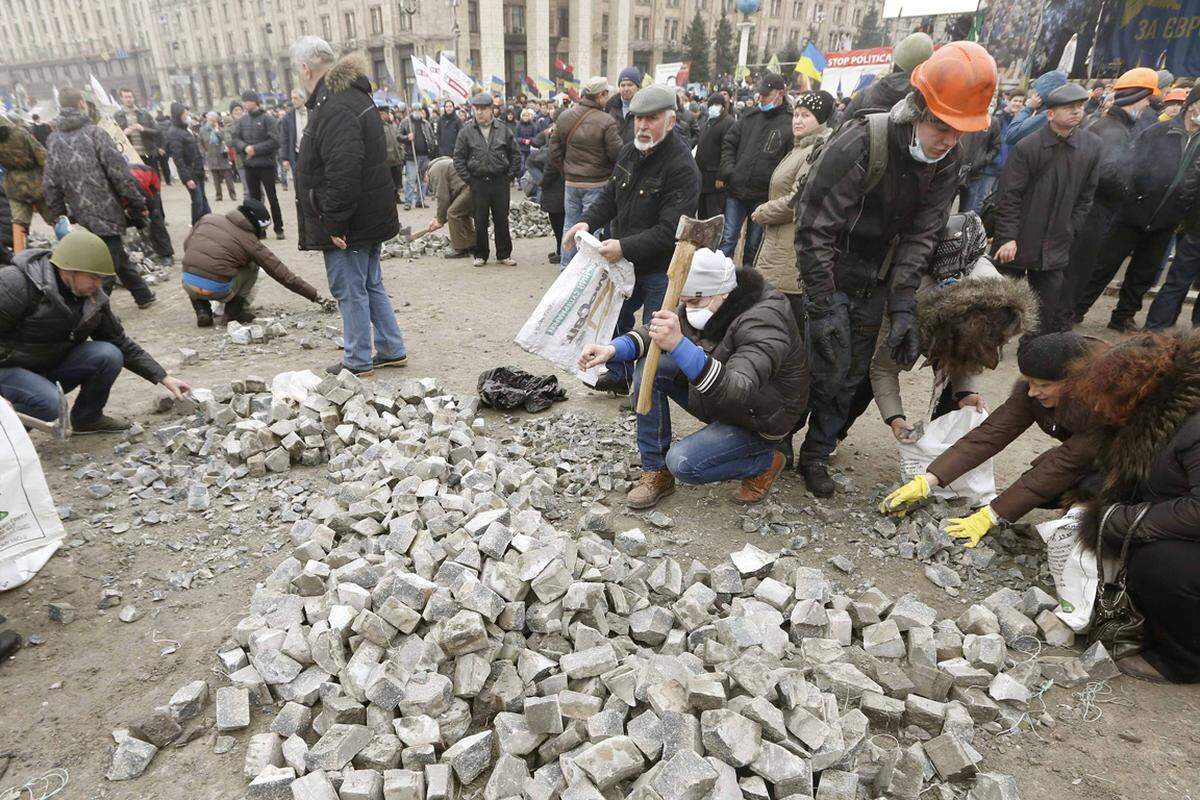 Demonstranten bewaffneten sich mit Steinen im Kampf gegen die Sicherheitskräfte.