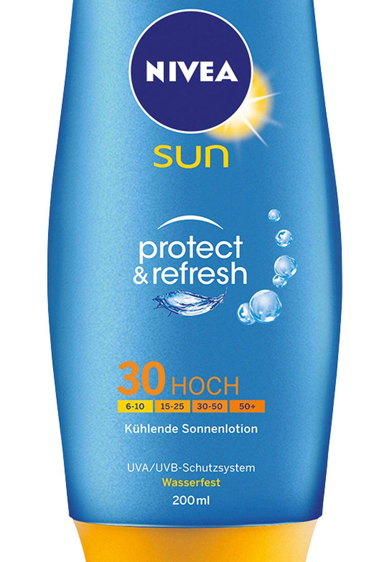 Die kühlende Sonnenlotion „Sun Protect Refresh“ von Nivea, LSF 30 um 15 Euro.