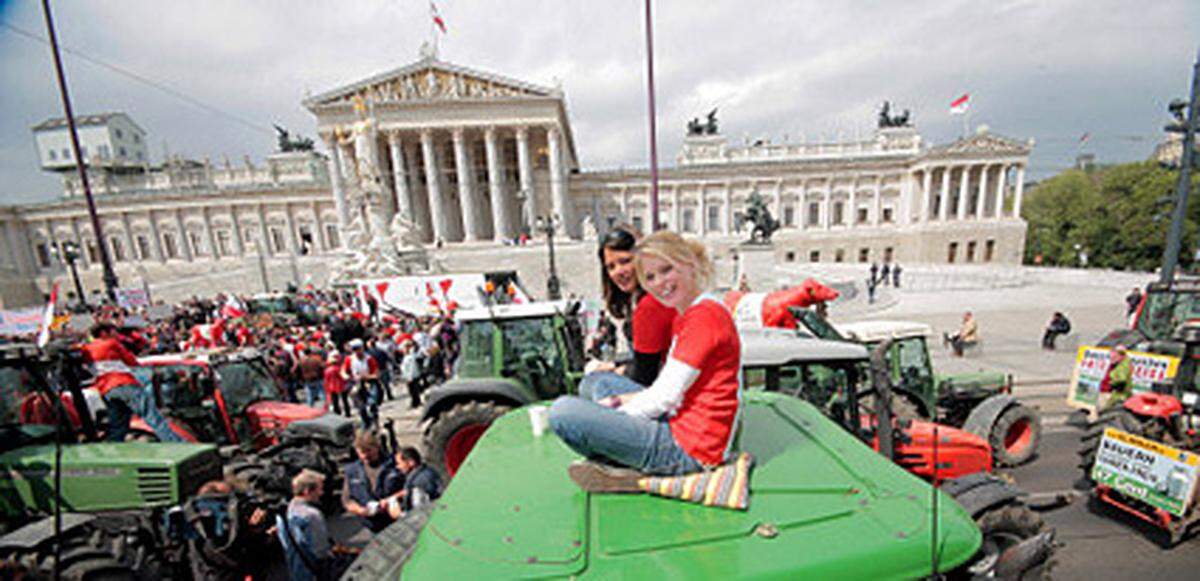 ... um gegen den drastischen Verfall des Bauernmilchpreises zu protestieren.