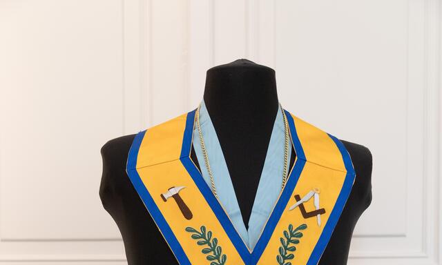 Rituell-symbolbehaftete Kleidung der Großloge von Österreich.  