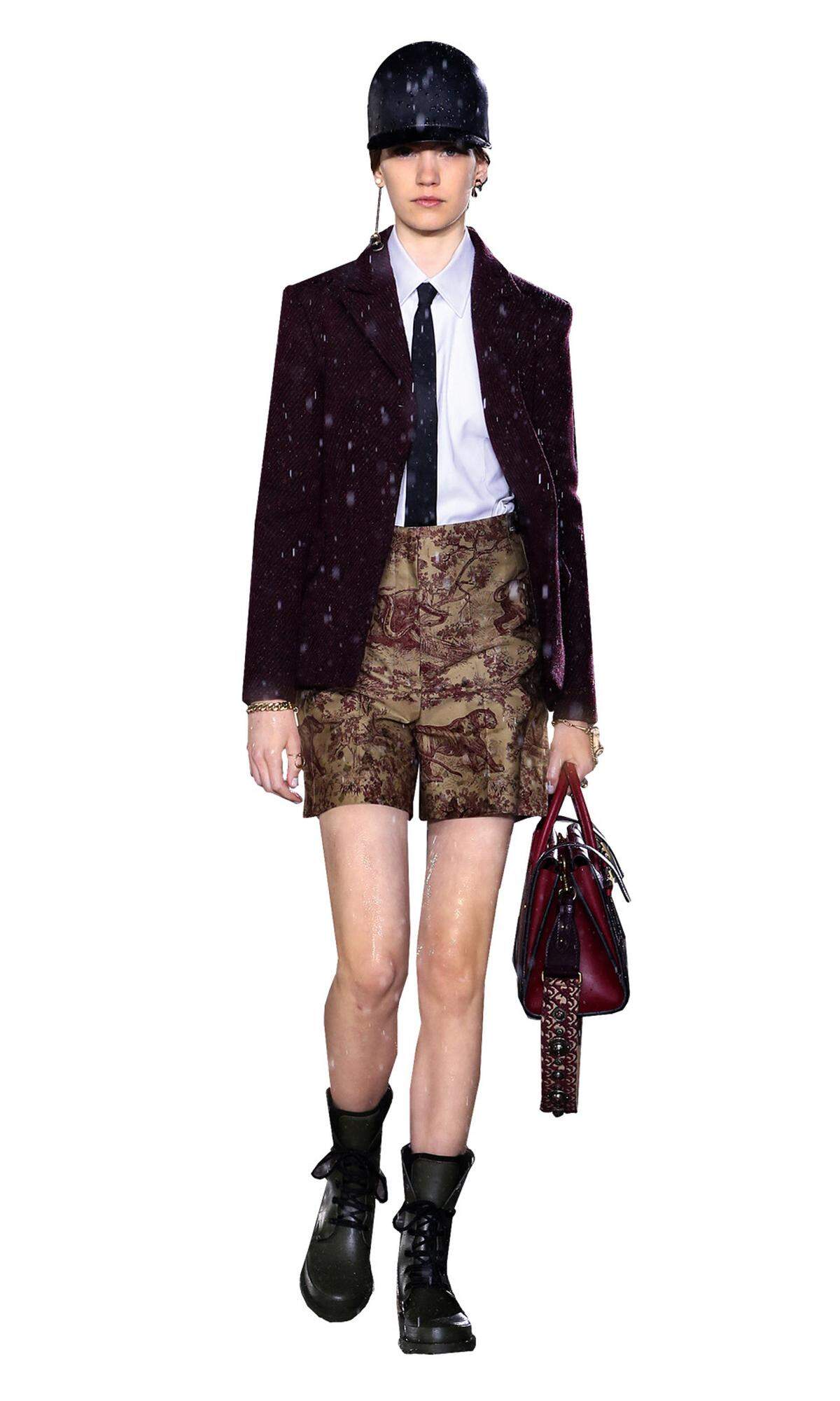 Dior kombiniert Shorts mit Hemd und Krawatte und kombiniert derbe Schnürstiefel dazu, Kohlmarkt 6–8, 1010 Wien.