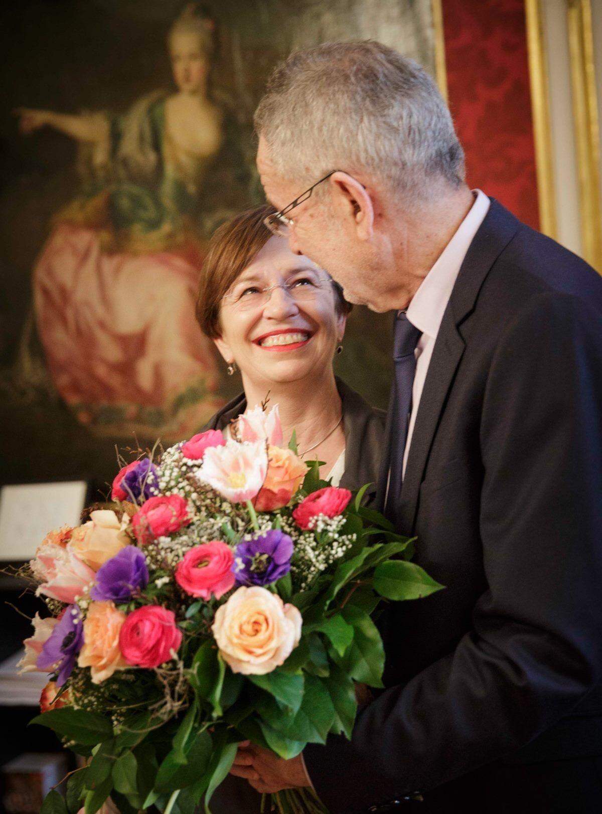 Fischers Nachfolger Alexander Van der Bellen tut es ihm gleich und postete zum Valentinstag ebenso ein Bild mit seiner Frau Doris Schmidauer.