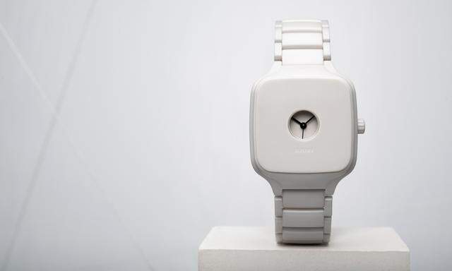 Undercover. Die Rado "True Square Formafantasma" aus massiver Hightech-Keramik bedient sich des historischen Konzepts einer geschlossenen Uhr. Preis: 2540 Euro.