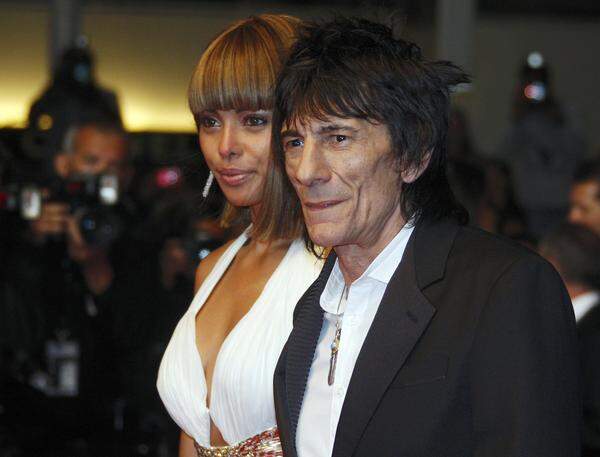 Die Liebe kennt kein Alter, besonders dann nicht, wenn gute Tantiemen im Spiel sind - Rolling Stones-Gitarrist Ron Wood und seine 24-jährige Freundin Ana Araujo.